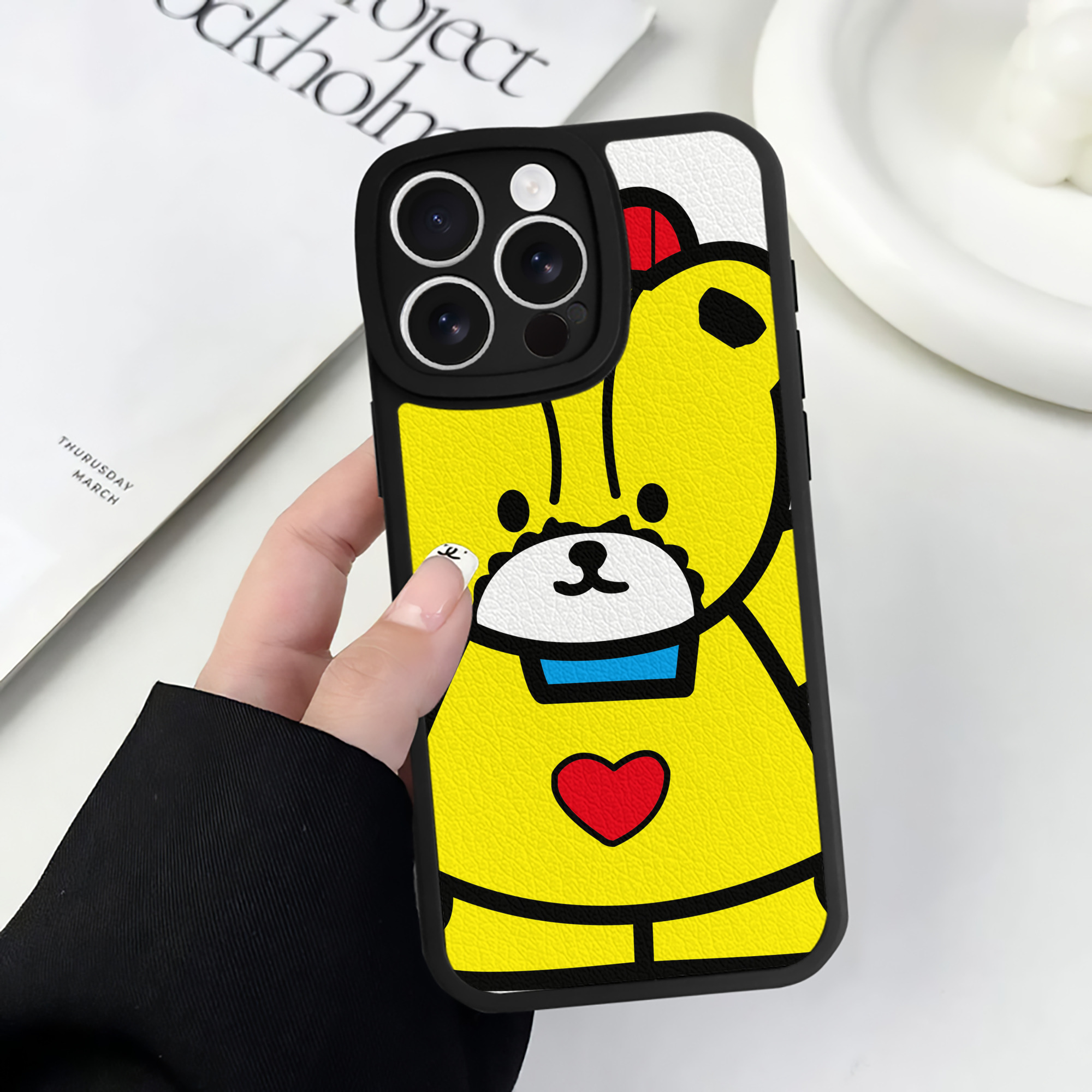 （画像用） Hello Kitty ハローキティ 【iPhone 16シリーズ対応】シリコンスマホケース（レザー調） 材質：シリコン